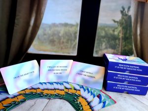 קלפי הרייקי על רקע חלון, באנגלית